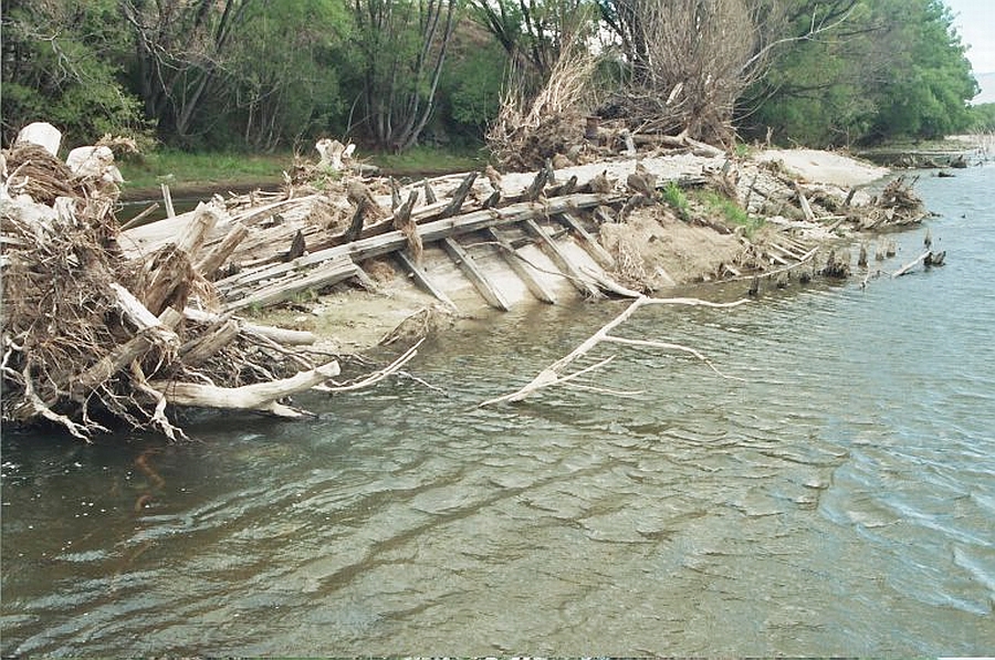 21A_ Exposed hulk Chatto Ck dredge lr_18A_0361 Manuherikia River Late Feb 2005